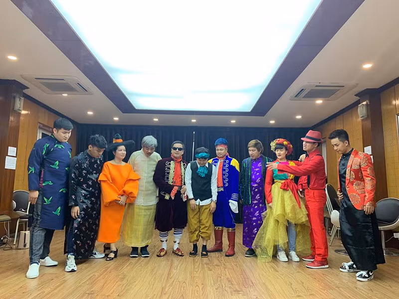 Chí Trung còn chia sẻ hình ảnh hậu trường Gặp nhau cuối năm 2020 trong 2 buổi quay.