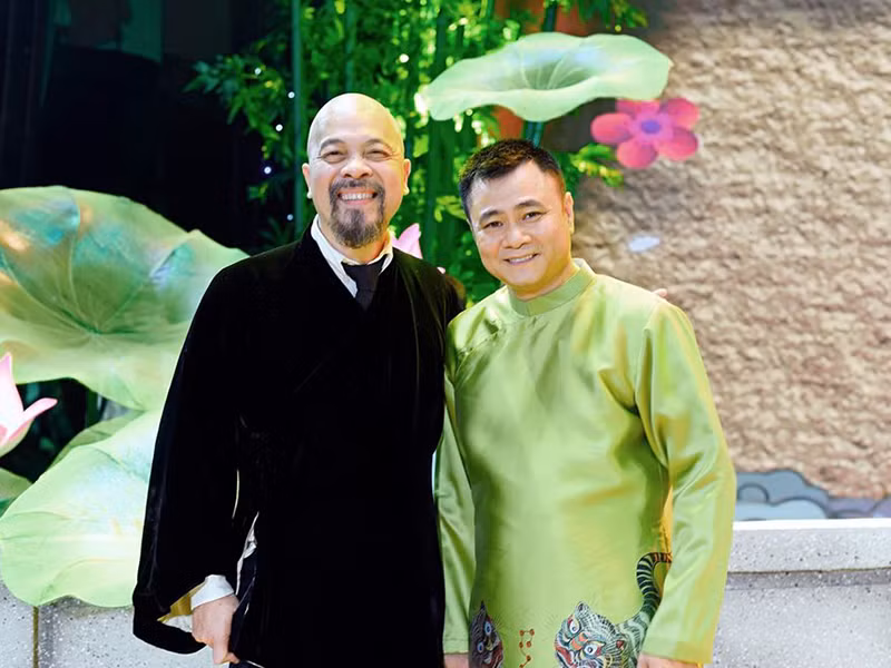 NTK Đức Hùng chính là người thực hiện trang phục cho chương trình Gặp nhau cuối năm.