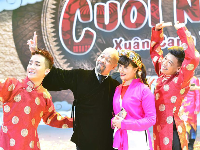 Nhà thiết kế chụp ảnh kỷ niệm cùng Đỗ Duy Nam, Vân Dung và Trung "Ruồi".