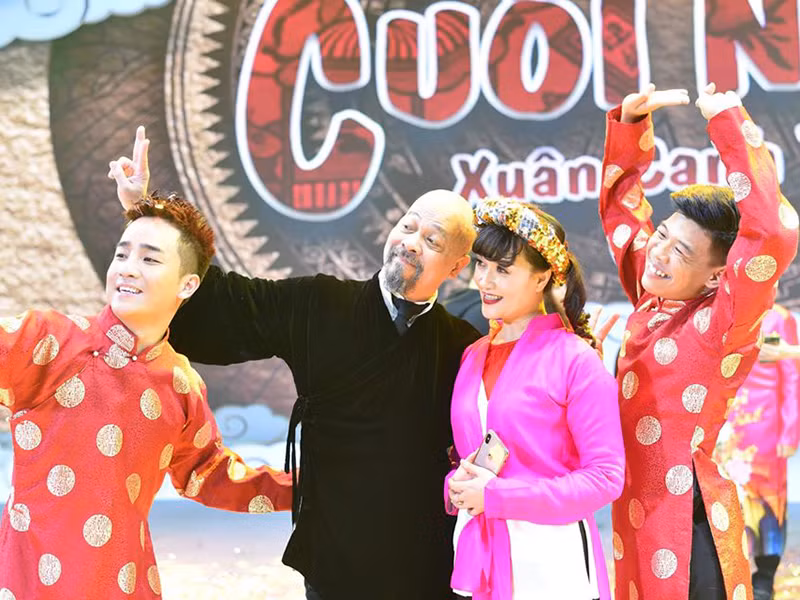 Nhà thiết kế chụp ảnh kỷ niệm cùng Đỗ Duy Nam, Vân Dung và Trung "Ruồi".