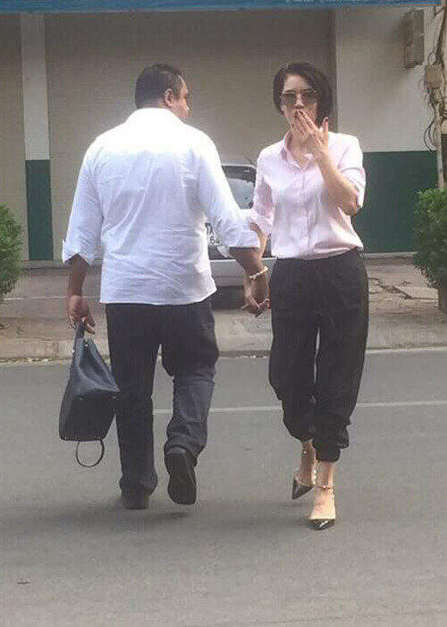 Sau hơn chục năm chung sống, vợ chồng Thu Phương vẫn tình tứ như hồi mới yêu.