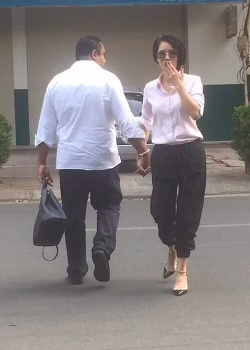 Sau hơn chục năm chung sống, vợ chồng Thu Phương vẫn tình tứ như hồi mới yêu.