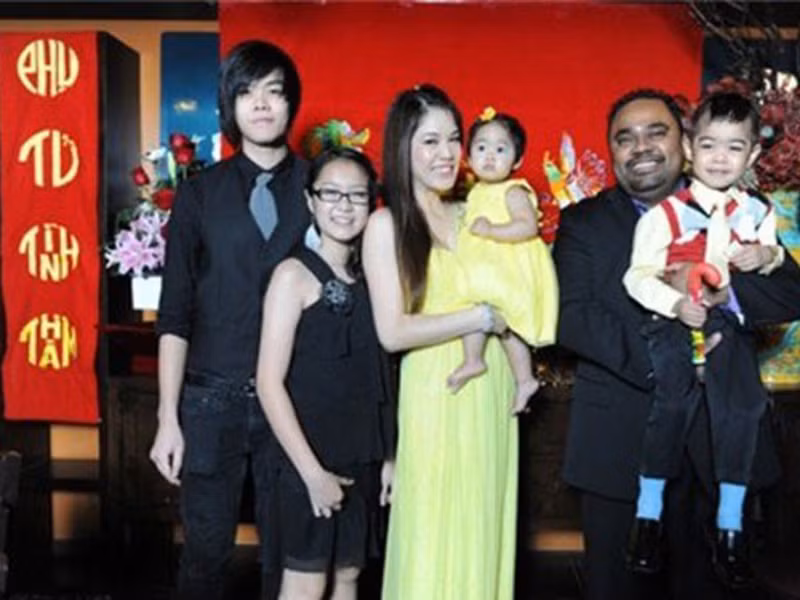 Hình ảnh vợ chồng Dũng Taylor bên con chung và con riêng.