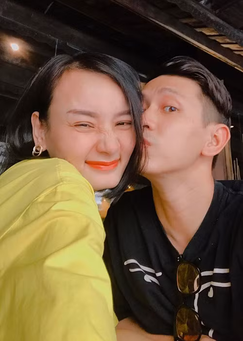 Giống như Ngân Khánh, Lê Thúy và ông xã cũng căng thẳng vì chưa có con dù kết hôn đã lâu. Theo Đỗ An - ông xã của Lê Thúy, vợ chồng anh cho rằng con cái là lộc trời cho, không thể cưỡng cầu.