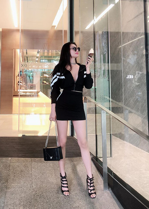 Theo Trương Nhi, trên sân khấu cô luôn mặc gợi cảm, nhưng ngoài đời, lại chọn trang phục lịch sự.