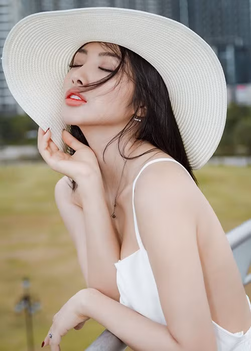 Trong "Tiền nhiều để làm gì", Yaya Trương Nhi đóng vai người mẫu nội y chuyên lừa tiền đại gia.