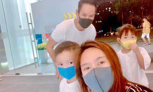 Ly Hai, Minh Ha deo khau trang di choi Tet vi so virus corona