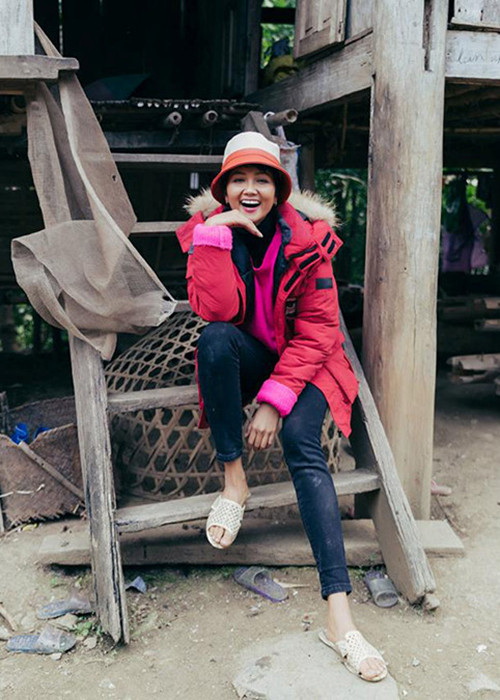 Người hâm mộ tỏ ra thích thú khi H'hen Niê giản dị nhưng một số khán giả cho rằng người đẹp nên giữ hình ảnh hơn.