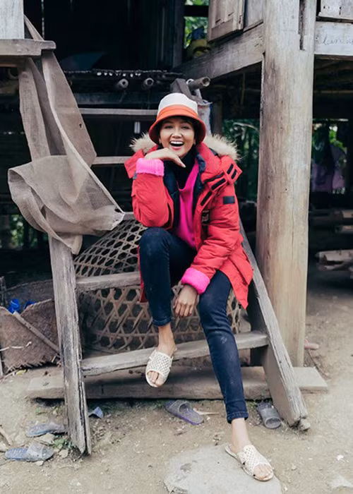 Người hâm mộ tỏ ra thích thú khi H'hen Niê giản dị nhưng một số khán giả cho rằng người đẹp nên giữ hình ảnh hơn.