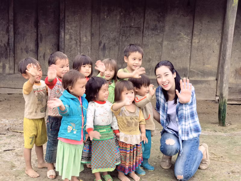 Tuy mặc khá xuề xòa nhưng Hoa hậu Mỹ Linh vẫn ghi điểm nhờ vẻ rạng rỡ.