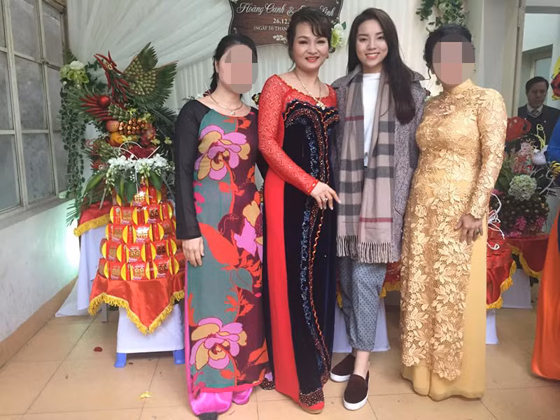 Hình ảnh nàng hoa hậu gốc Nam Định mặc khá giản dị trong đám cưới của anh trai.