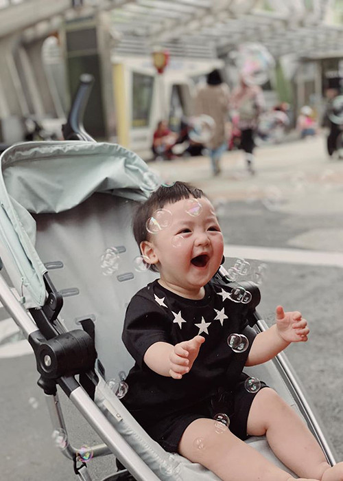 Tú Anh còn tiết lộ, trước khi làm việc gì, cô đều hỏi ý kiến tất cả thành viên trong nhà. Kể cả việc đăng ảnh con lên Facebook, Tú Anh cũng xin ý kiến mọi người.