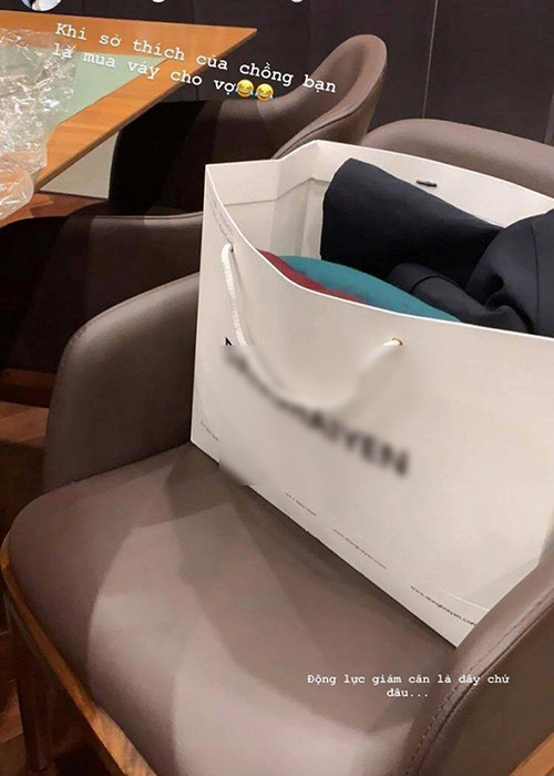 Tú Anh từng kể ông xã có sở thích mua váy cho vợ.