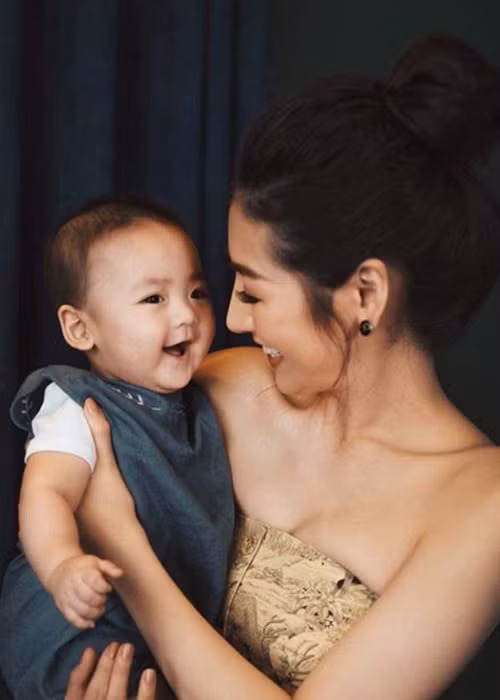 Con trai của Tú Anh hiện đã hơn 1 tuổi, rất kháu khỉnh.