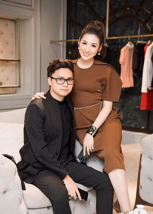 Mới đây, Tú Anh tâm sự khi con trai đã đủ cứng cáp, cô mới xin chồng cho đi làm trở lại. Lúc đầu Gia Lộc không thích nhưng khi đã bị cô thuyết phục thì lại ủng hộ hoàn toàn.