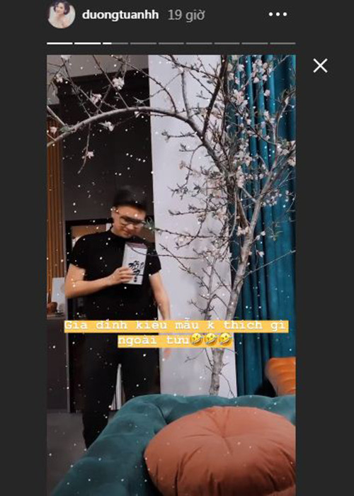 Mới đây, trên trang cá nhân, Á hậu Tú Anh chia sẻ loạt clip về ông xã Gia Lộc.