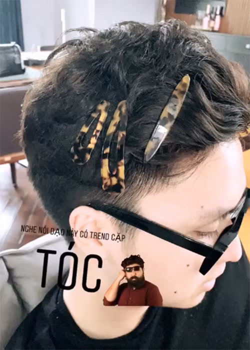 Khi bị Tú Anh "hành", Gia Lộc tỏ ra rất hợp tác.