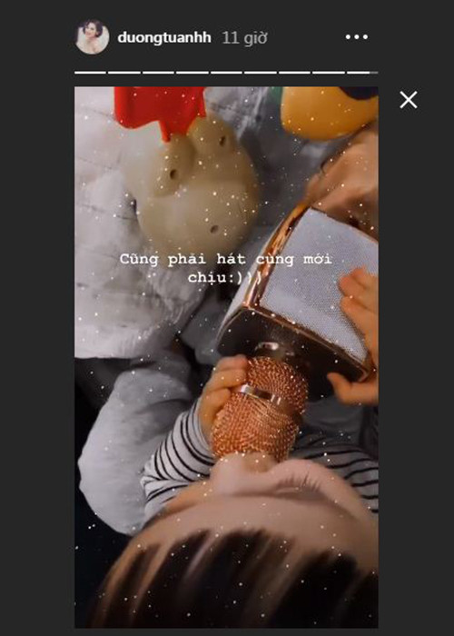 Nàng á hậu còn đăng tải clip chồng con hát karaoke tại nhà.