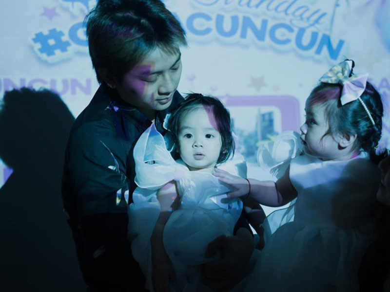 Hai con gái của Hoài Lâm vô cùng đáng yêu.