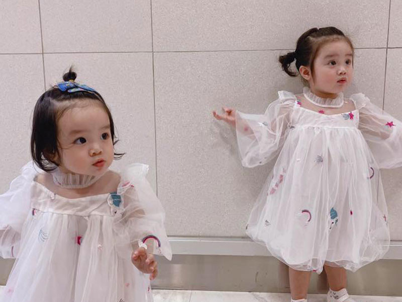 Ngoài ra, hai con gái của cặp đôi nay đã cứng cáp.