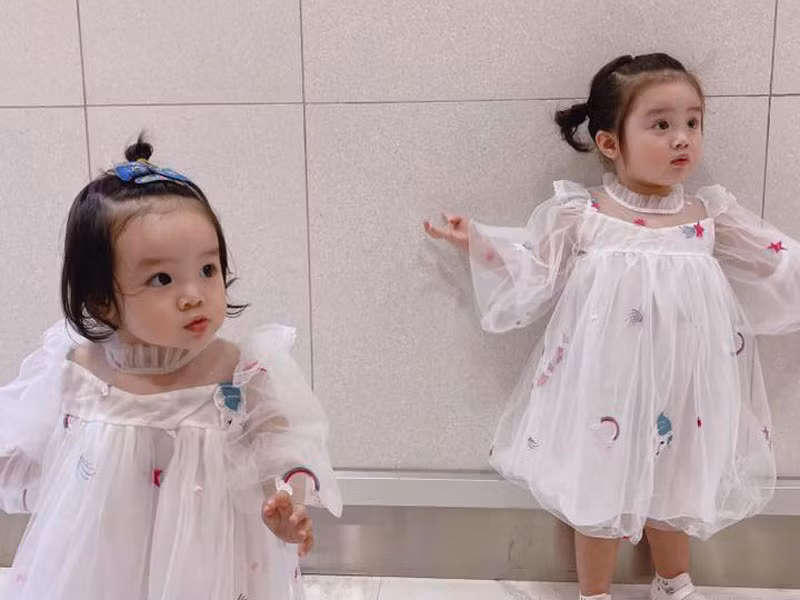 Ngoài ra, hai con gái của cặp đôi nay đã cứng cáp.