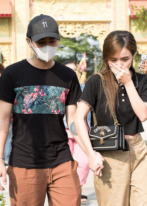 Cặp đôi giữ kín chuyện kết hôn và có con một phần bởi áp lực từ phía dư luận vốn không ủng hộ cuộc tình này.