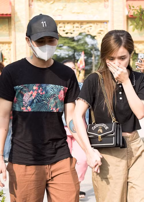 Cặp đôi giữ kín chuyện kết hôn và có con một phần bởi áp lực từ phía dư luận vốn không ủng hộ cuộc tình này.