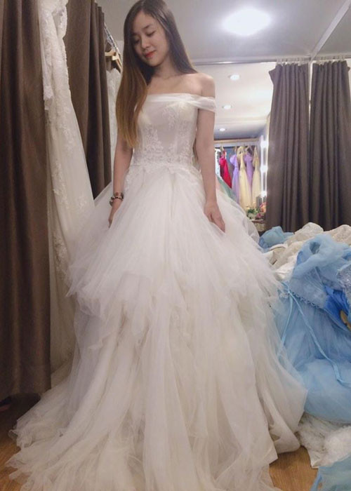 Người hâm mộ Hoài Lâm càng tin vào nghi vấn nam ca sĩ sắp tổ chức đám cưới khi anh đăng ảnh bà xã diện váy cô dâu kèm lời chia sẻ "Cô ấy là tất cả thế giới đối với tôi".