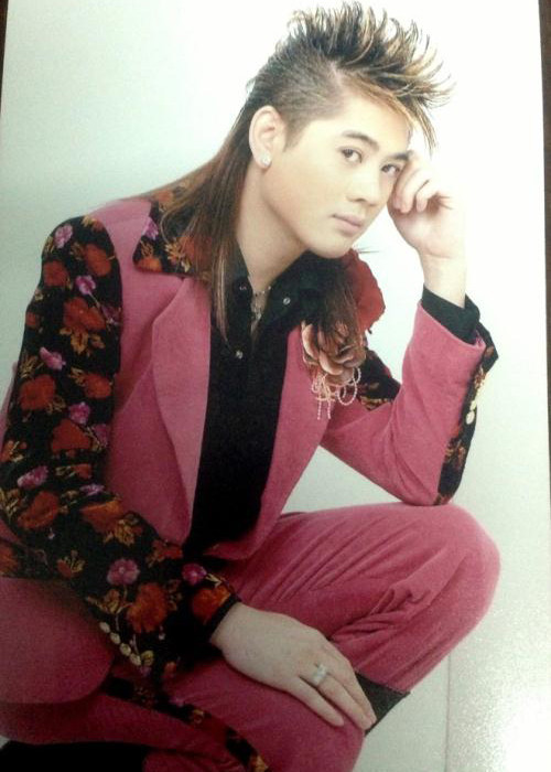 Không còn là một nam ca sĩ điển trai, Lâm Khánh Chi giờ đây là mỹ nhân có tổ ấm hạnh phúc bên chồng và con trai. Ảnh: Đất Việt