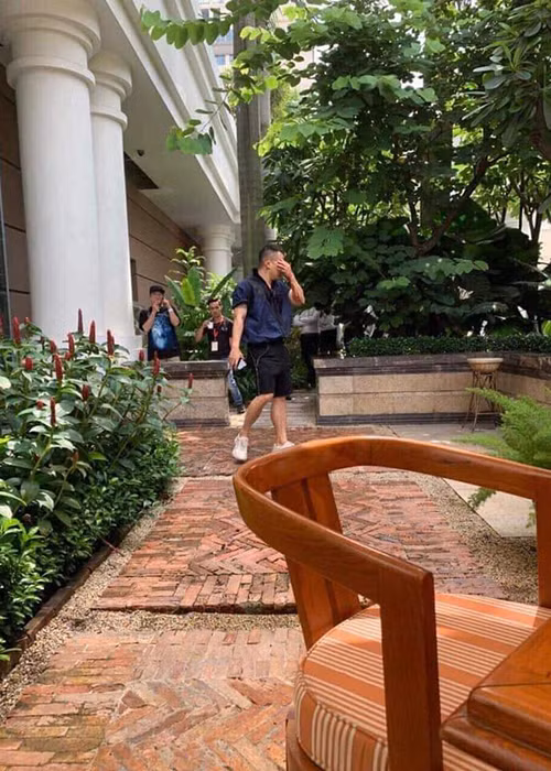 Khắc Tiệp cho biết, vào tháng 7/2019, anh xô xát đến đổ máu với người tung tin đồn không đúng sự thật về anh. Trước đó, Khắc Tiệp vướng không ít ồn ào.