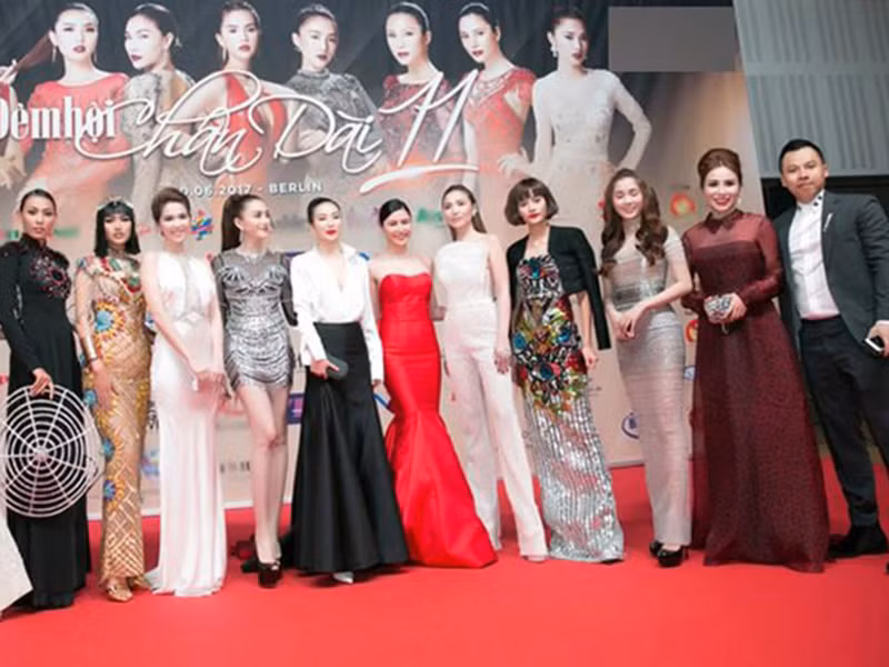 Đêm hội chân dài năm 2017 của Khắc Tiệp bị chê rời rạc, không xứng với giá vé. Theo một số clip được khán giả chia sẻ, khung cảnh tổ chức thiếu chuyên nghiệp. Ảnh: Đất Việt