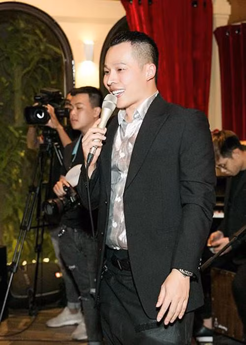 Khắc Tiệp còn có phát ngôn sặc mùi vật chất như Ngọc Trinh không bao giờ nhận show có cát sê dưới 10.000 USD hay anh sẵn sàng vứt bỏ đồ hiệu cả chục ngàn đô dù mới mặc một lần.