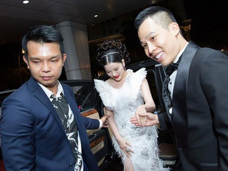 “Gần 50 tuổi rồi mà vẫn cứ hơn thua, ghen tỵ với đàn em. Năm nào Nhàn cũng lên báo đả kích một đàn em. Sống vậy khổ thế”, Khắc Tiệp đá xéo Lý Nhã Kỳ.