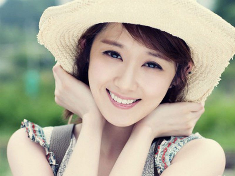 Ngay từ nhỏ, Jang Nara đã tham gia diễn xuất cùng cha. Sau đó, cô nhận lời mời làm người mẫu quảng cáo, dần bước chân vào làng giải trí.