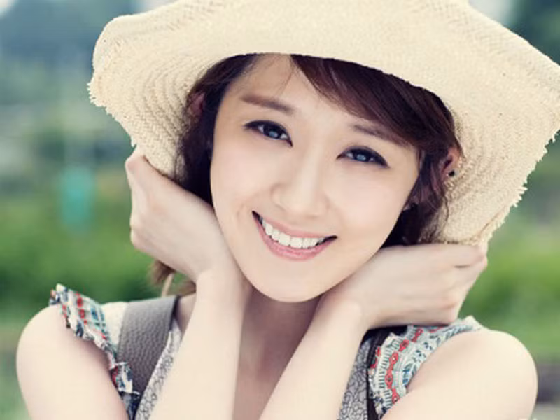 Ngay từ nhỏ, Jang Nara đã tham gia diễn xuất cùng cha. Sau đó, cô nhận lời mời làm người mẫu quảng cáo, dần bước chân vào làng giải trí.