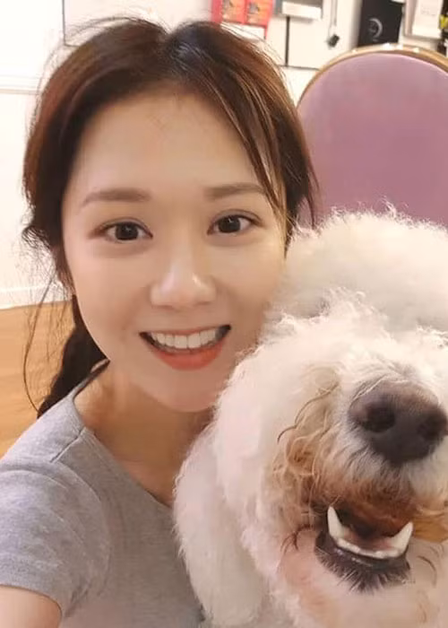 Jang Nara trẻ hơn tuổi thật còn bởi vóc dáng nhỏ nhắn, mảnh mai.