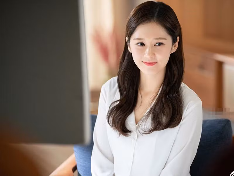  Jang Nara được truyền thông Hàn Quốc ưu ái đặt biệt danh "mỹ nữ có gương mặt trẻ thơ" bởi vẻ đẹp trẻ mãi không già.