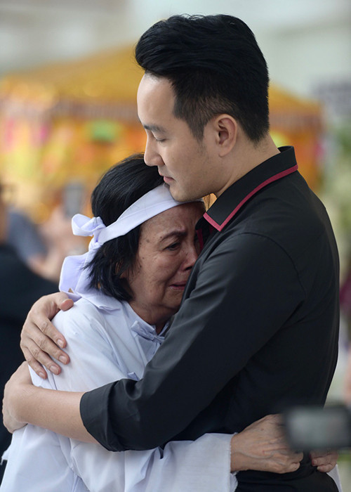 Ca sĩ Phi Hùng chia sẻ với nỗi mất mát cùng gia đình nam nghệ sĩ. Ảnh: Zing