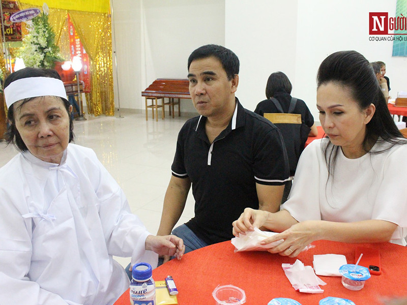 MC Quyền Linh và diễn viên Diễm My không giấu được sự bàng hoàng trước sự ra đi đột ngột của nghệ sĩ Chánh Tín. Ảnh: Người đưa tin