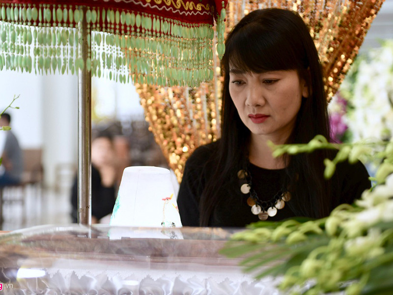 Diễn viên Mỹ Uyên nghẹn ngào khi đến viếng nghệ sĩ Chánh Tín. Ảnh: Zing