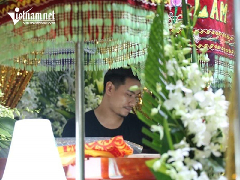 Kiều Minh Tuấn lặng người trước linh cữu. Ảnh: Vietnamnet