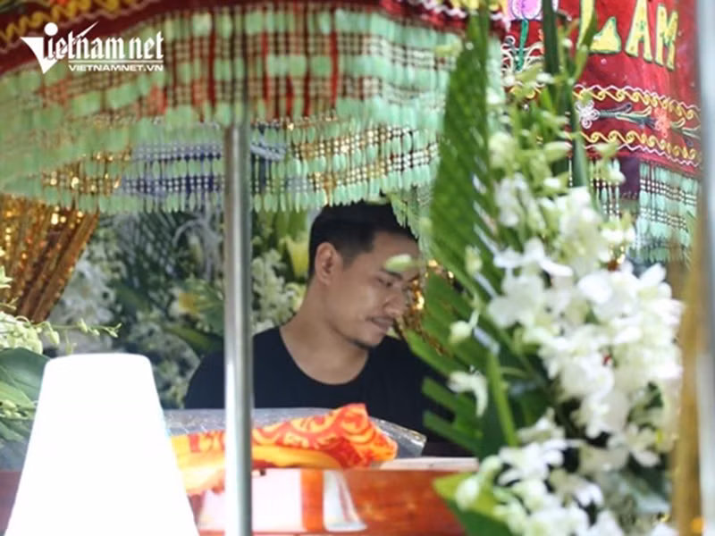 Kiều Minh Tuấn lặng người trước linh cữu. Ảnh: Vietnamnet