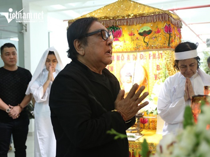 Nghệ sĩ Phú Quý tưởng nhớ nam diễn viên phim “Ván bài lật ngửa”. Ảnh: Vietnamnet