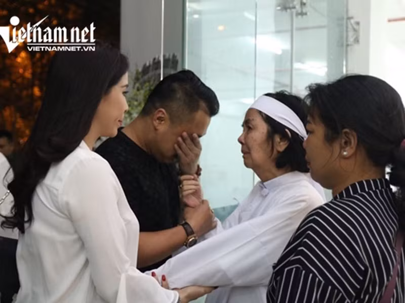 Trong lễ viếng nghệ sĩ Chánh Tín, Lý Hùng và em gái không kìm được nước mắt. Ảnh: Vietnamnet
