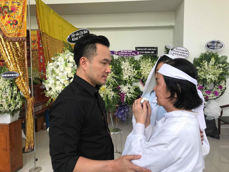 Diễn viên Chi Bảo sắp xếp thời gian đến viếng. Ảnh: Người lao động