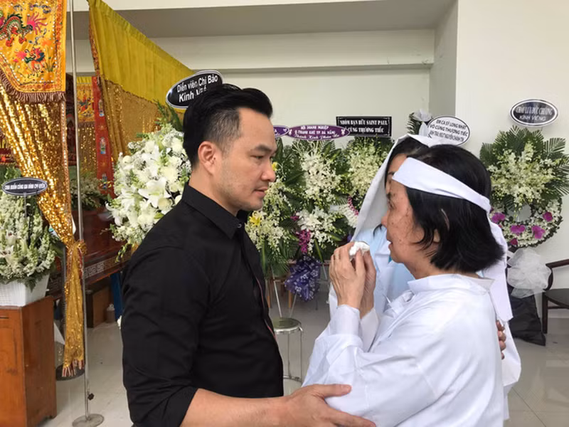 Diễn viên Chi Bảo sắp xếp thời gian đến viếng. Ảnh: Người lao động