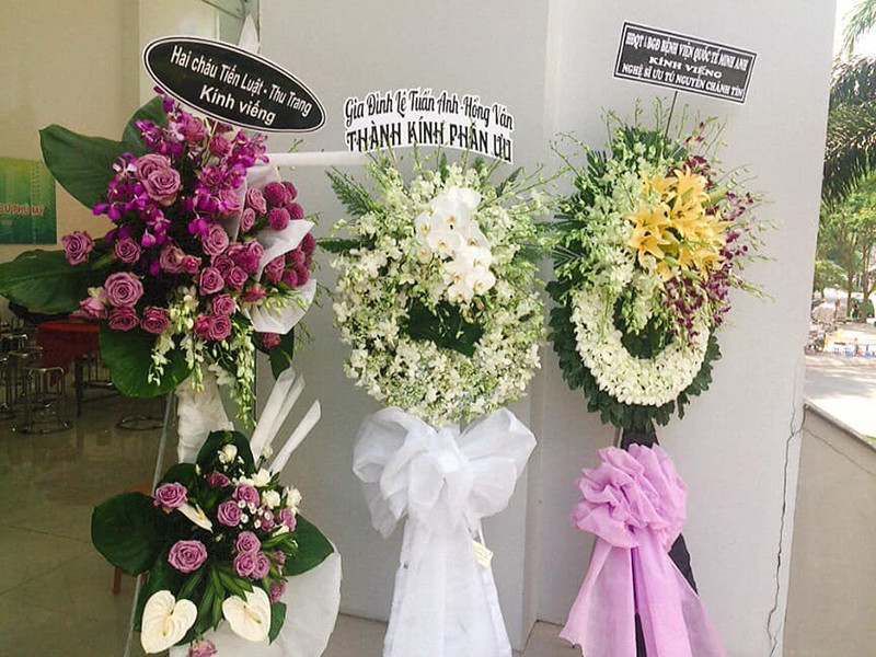 Các nghệ sĩ: Mỹ Tâm, vợ chồng Hồng Vân, vợ chồng Thu Trang, Hồng Tơ gửi vòng hoa viếng nghệ sĩ Chánh Tín. Ảnh: Yan