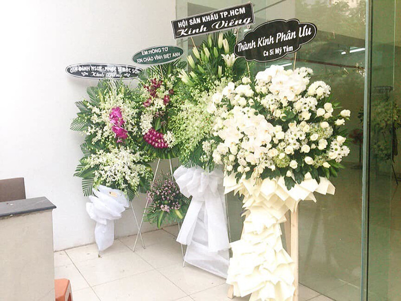 Theo cáo phó, lễ động quan sẽ diễn ra vào lúc 6h ngày 8/12. Linh cữu của nghệ sĩ Chánh Tín sẽ được hoả táng tại nghĩa trang Đa Phước - Bình Chánh. Gia đình cho biết, sáng 4/1, khi bà Bích Trâm - vợ nam nghệ sĩ vào giường đánh thức chồng dậy thì ông đã qua đời. Ảnh: Yan