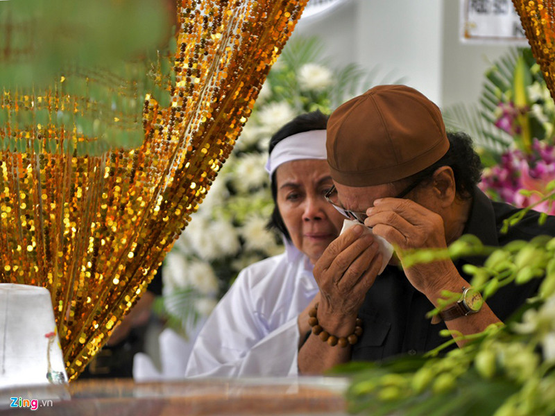 Trước linh cữu của tài tử Chánh Tín, đạo diễn Lê Cung Bắc cũng rơi nước mắt. Ảnh: Zing