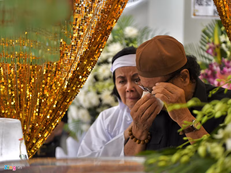 Trước linh cữu của tài tử Chánh Tín, đạo diễn Lê Cung Bắc cũng rơi nước mắt. Ảnh: Zing